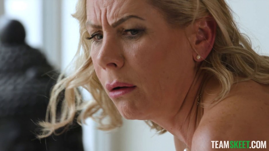 Victoria Nova - Hot MILF Visits Spa and Gets the Deep Fucking Treatment